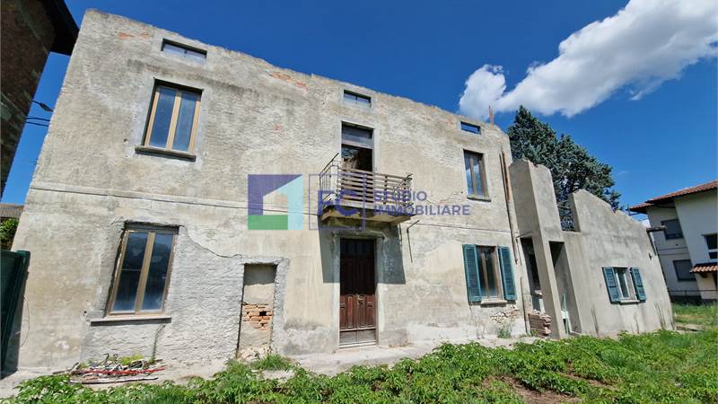 Olgiate Comasco – Porzione di casa da ristrutturare con giardino, terrazzo e box