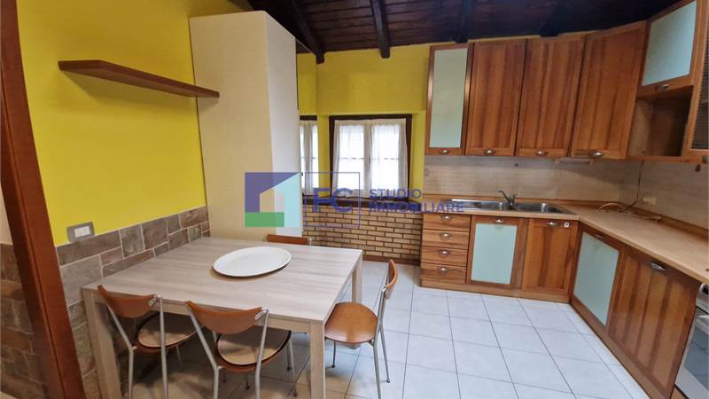 Monolocale arredato con travi a vista-Contesto condominiale rinnovato