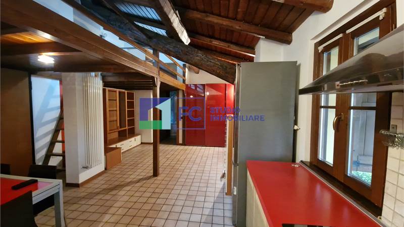 Monolocale arredato con travi a vista-Contesto condominiale rinnovato