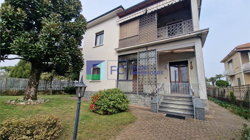 Villa indipendente con due appartamenti, giardino e  due box doppi – Vanzaghello