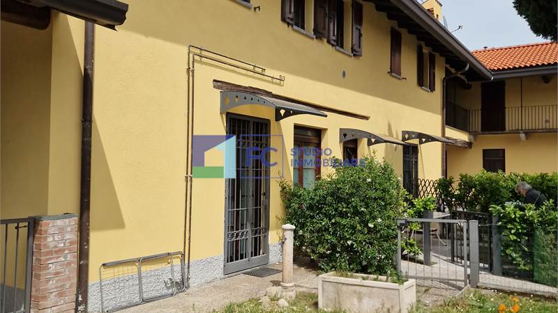 Bilocale arredato con travi a vista e giardino privato-Contesto condominiale rinnovato