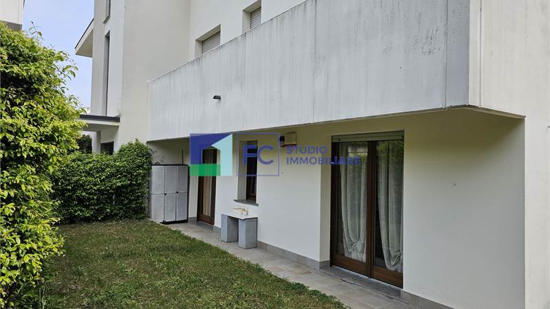 Tre locali con giardino e terrazzo e box doppio a Faloppio